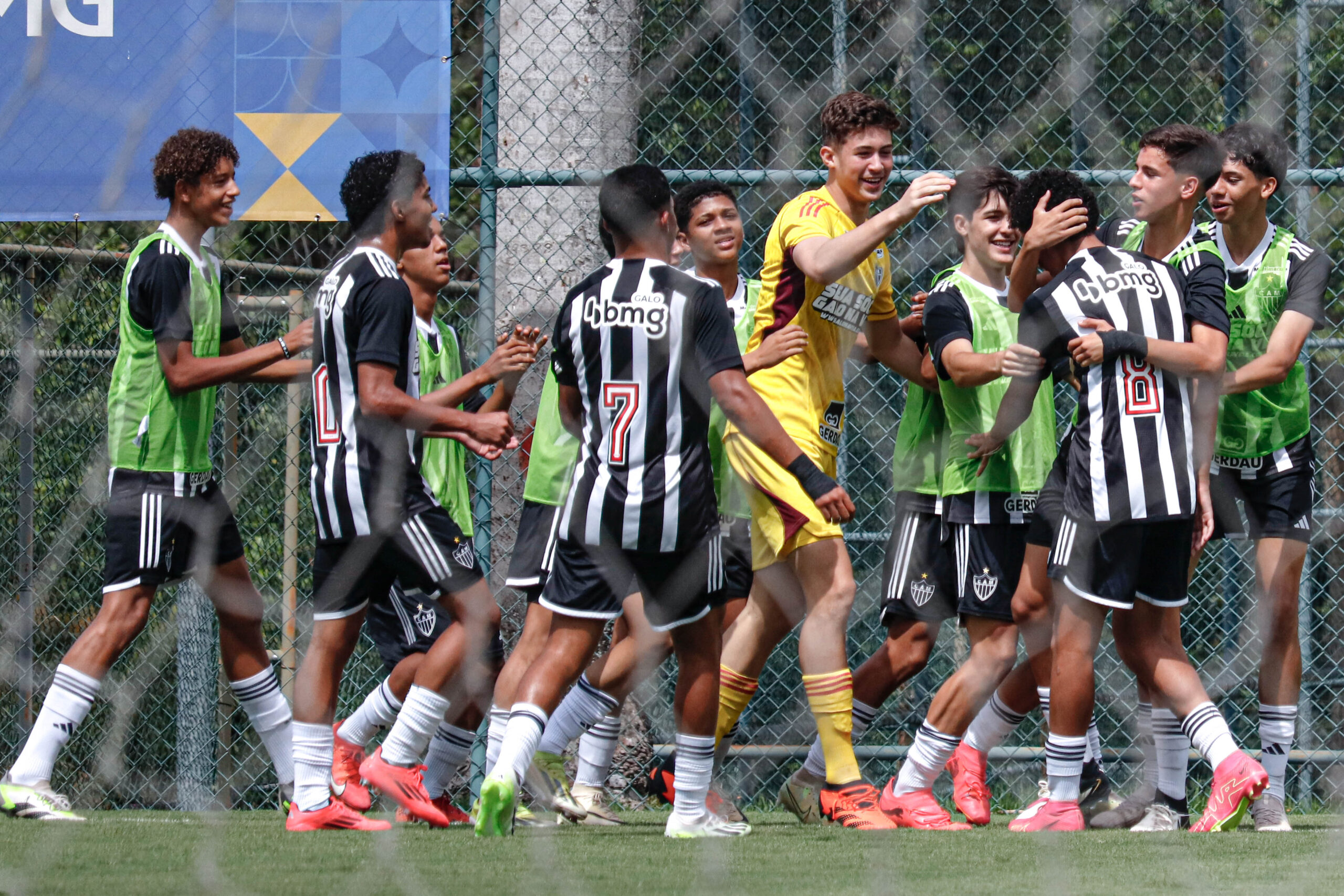 Crias do Galo comemoraram muitos gols diante do Betim. Foto: Fabio Pinel / Atlético