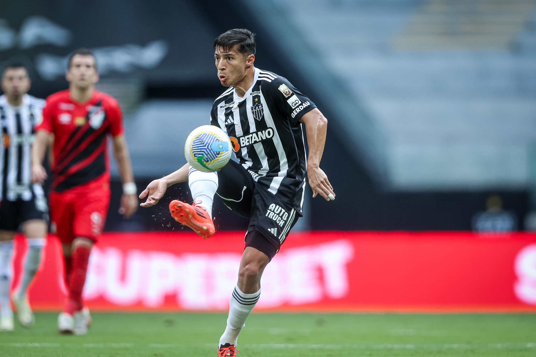 Hulk perde pênalti, Rubens marca no rebote e Galo vai pra Sula - 54191369961 5f2268f015 k