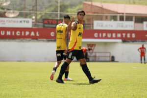 Atacante Louback comemora gol pelo Galo em jogo-treino diante do Villa Nova