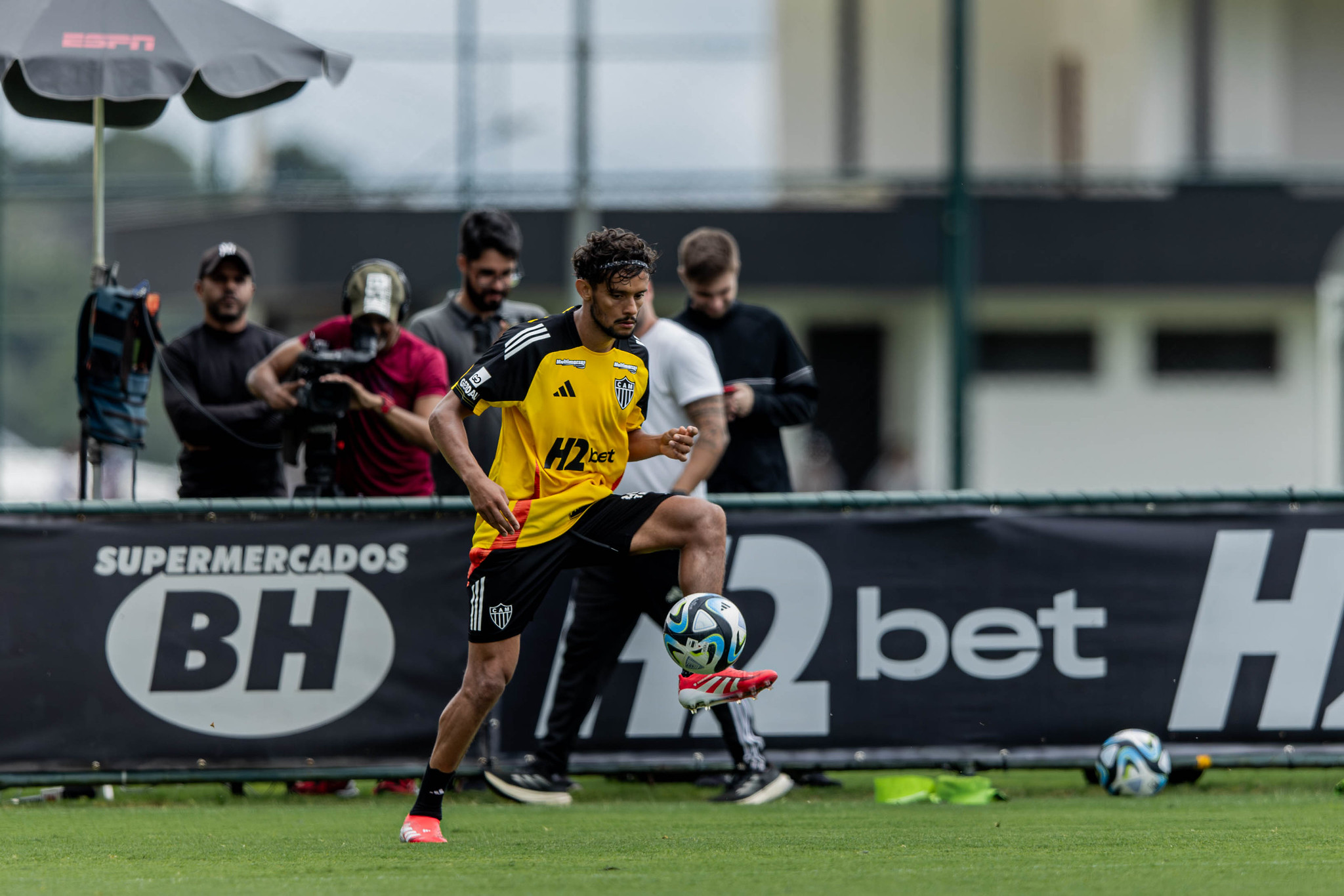 Observado pela imprensa, Gustavo Scarpa faz treino no Galo – Foto: Pedro Souza/Galo