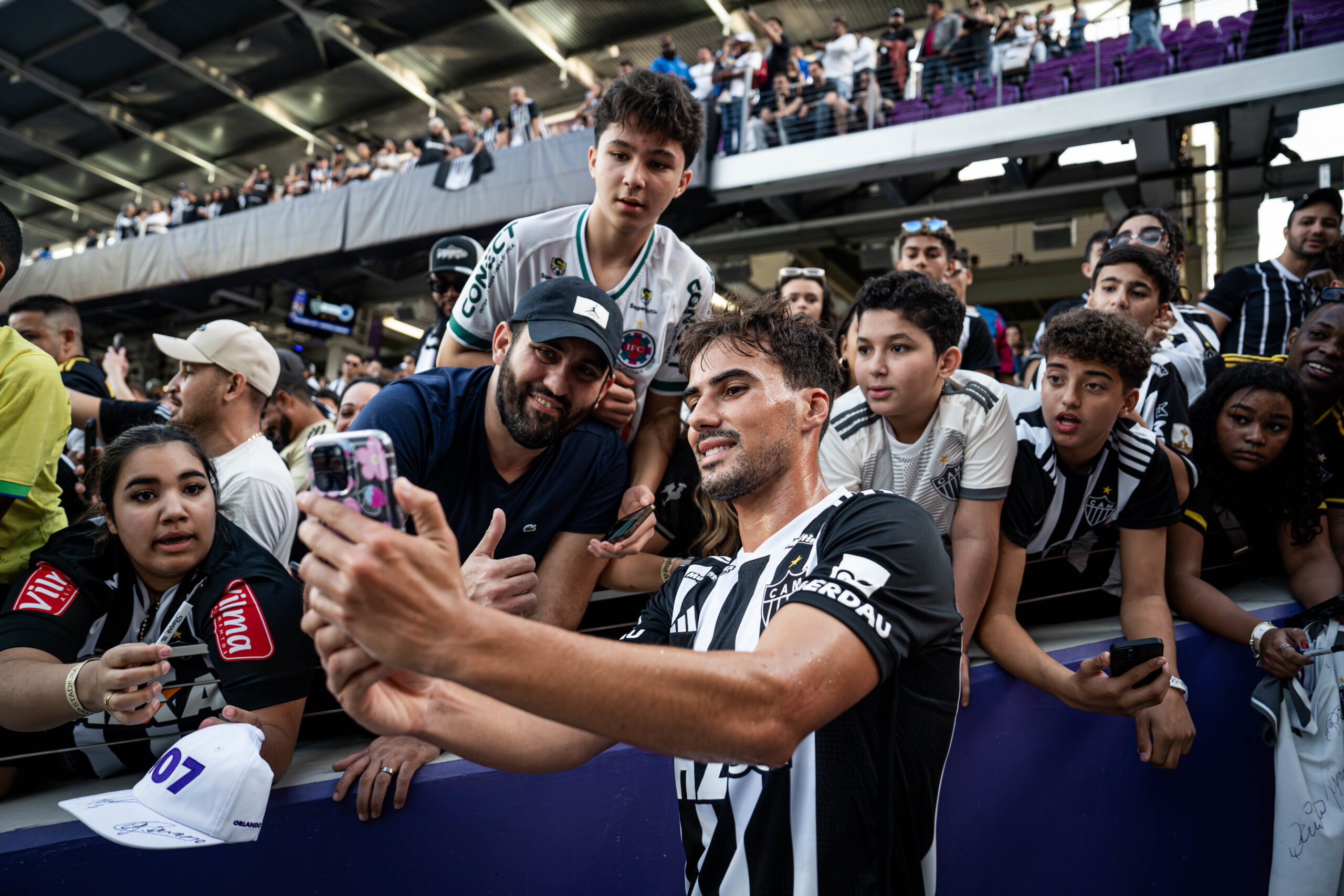 Igor Gomes tira foto com torcedor do Galo na FC Series – Foto: Pedro Souza/Galo