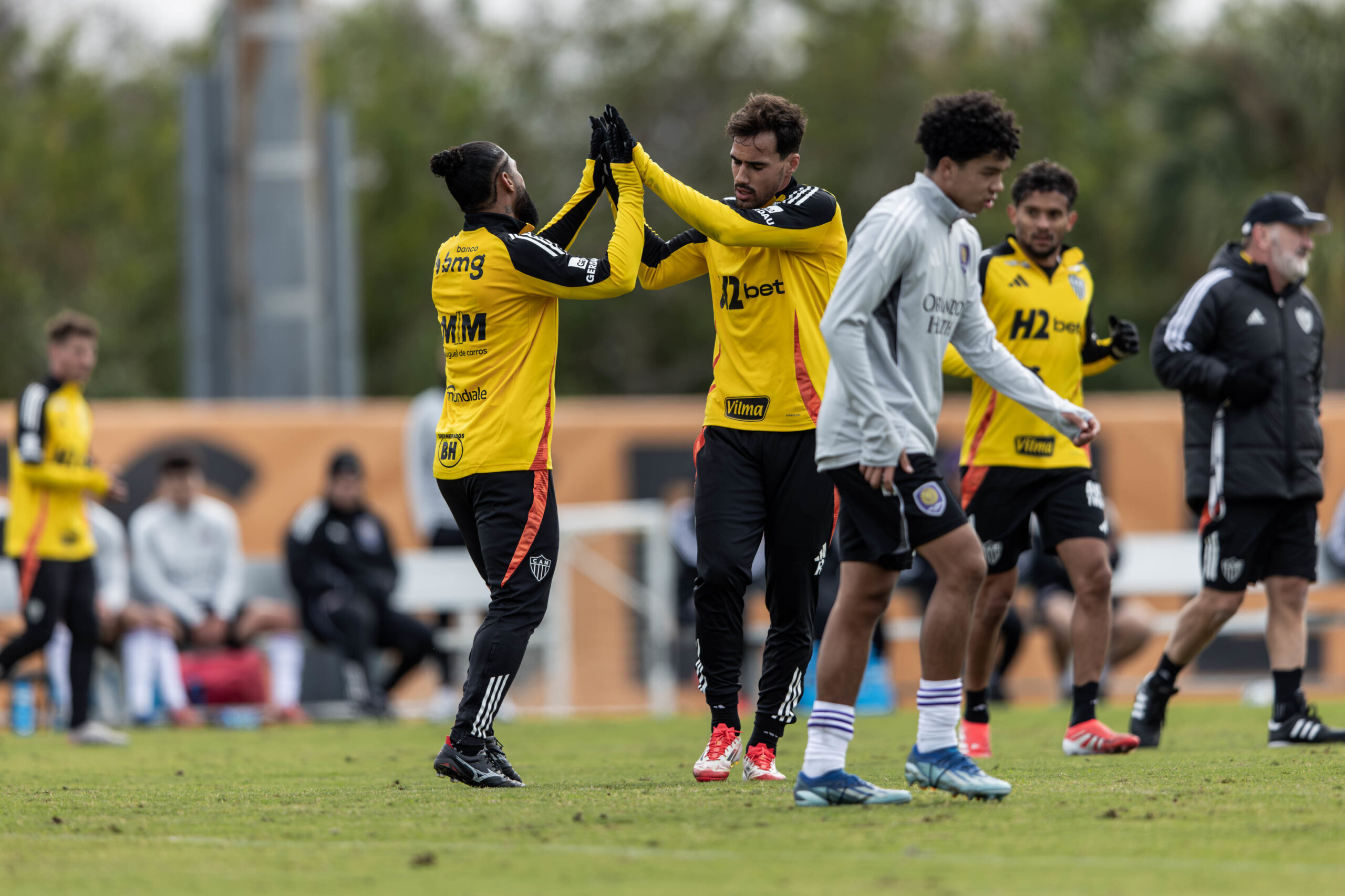 Otávio e Igor Gomes celebram o segundo gol do Galo no jogo-treino – Foto: Pedro Souza/Galo