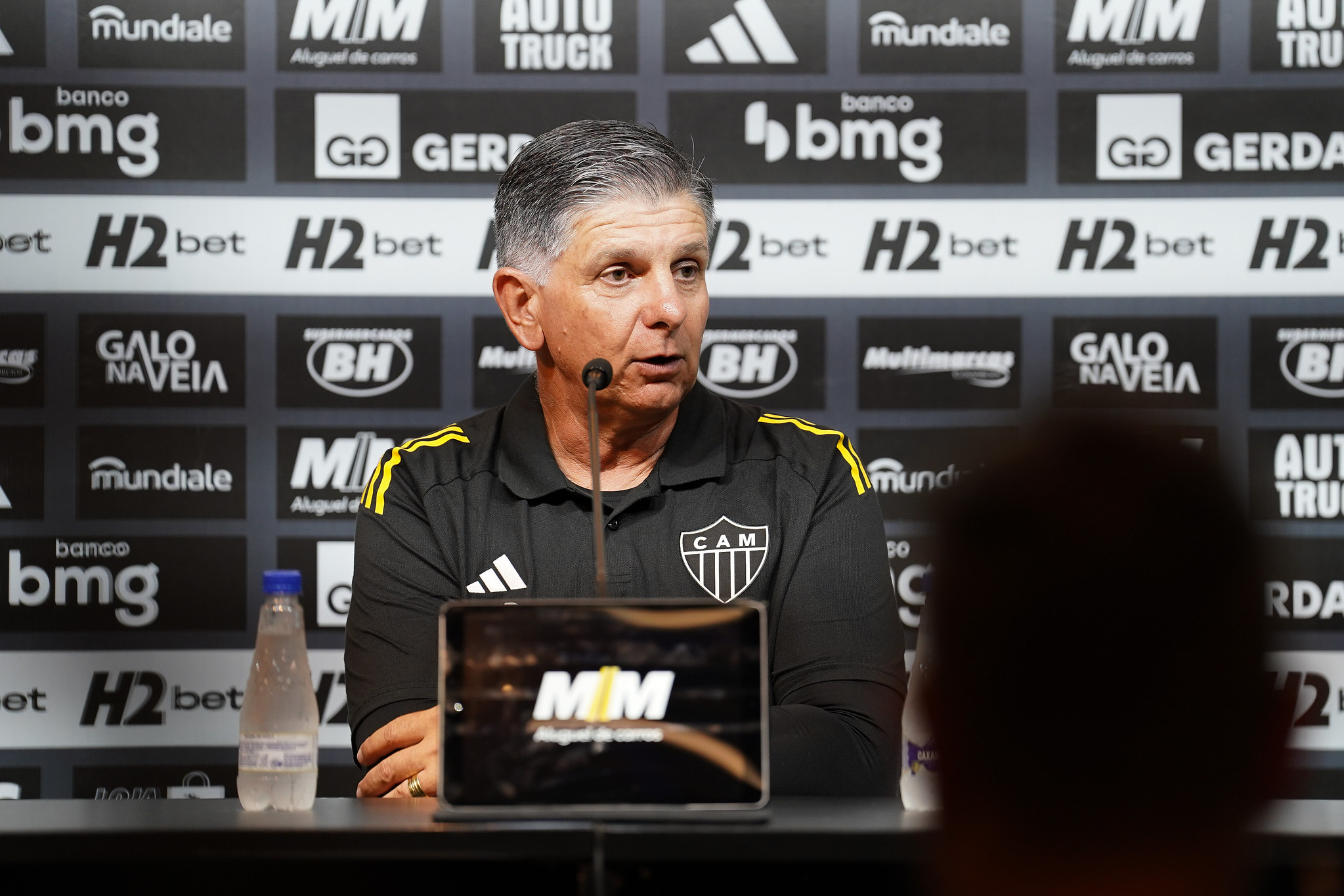 Guilherme Dalla Déa em coletiva pós-jogo de Atlético 1 x 1 Democrata GV no Mineiro 2025 – Foto: Daniela Veiga/Galo