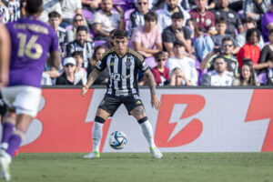 Renzo Saravia completa 100 jogos pelo Galo