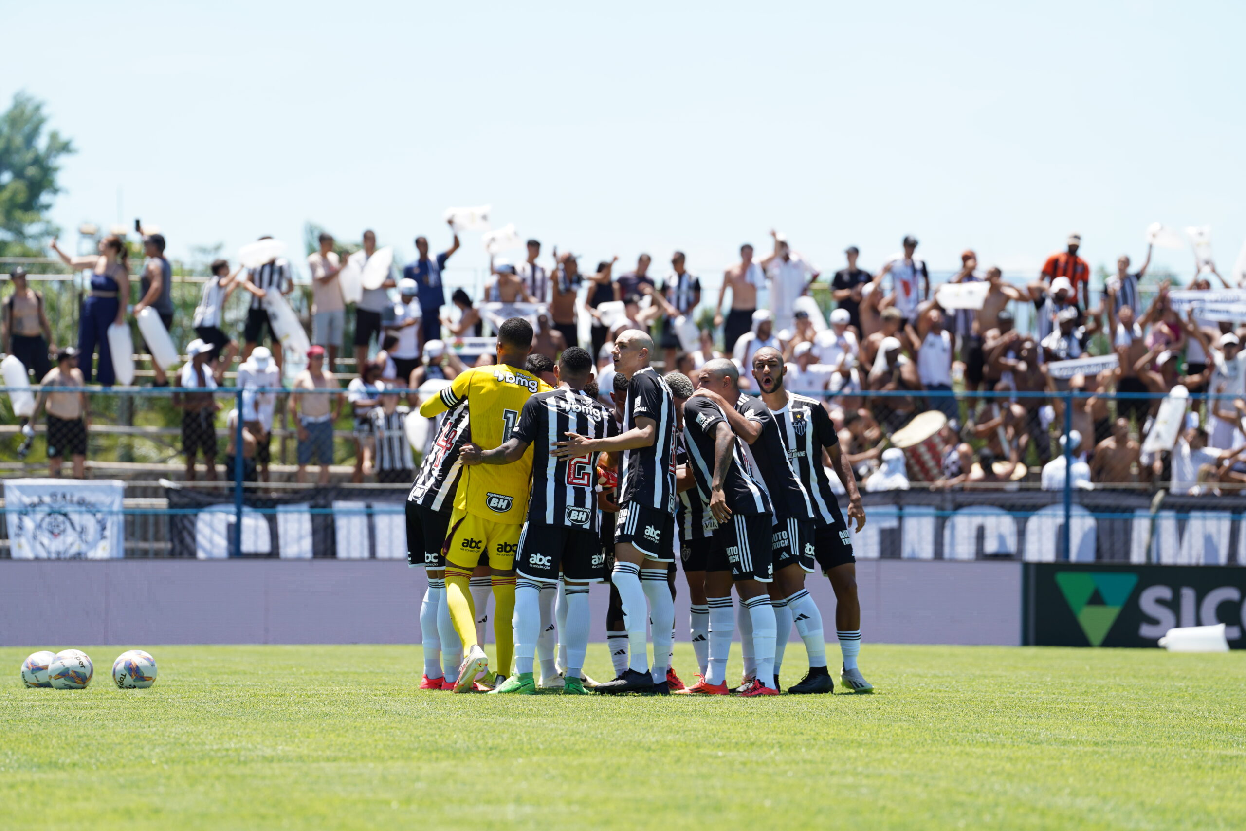 Jogadores do Atlético antes da partida contra o Aymorés, pelo Mineiro – Foto: Daniela Veiga/Galo