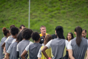 Cuca acompanha treino e leva apoio às Vingadoras