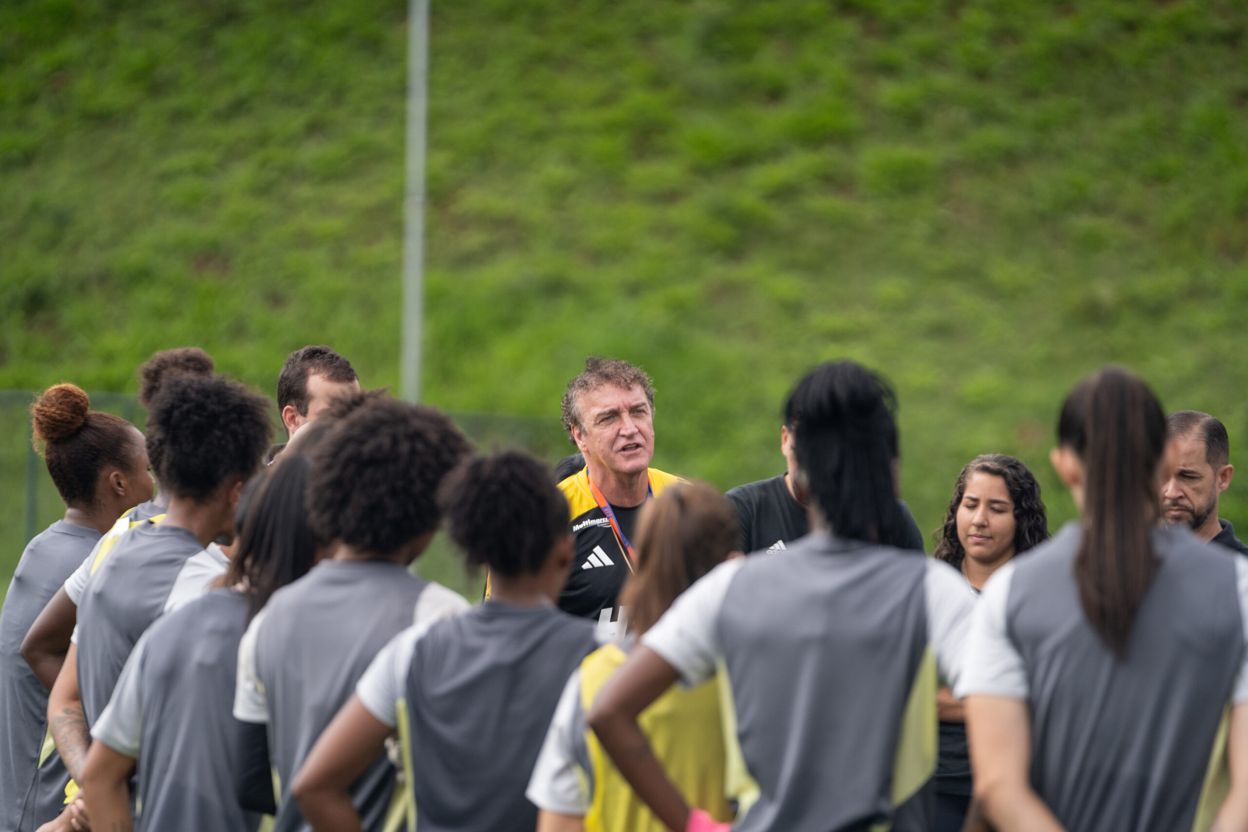 Cuca conversa com atletas do Galo Feminino – Foto: Luis Amaral