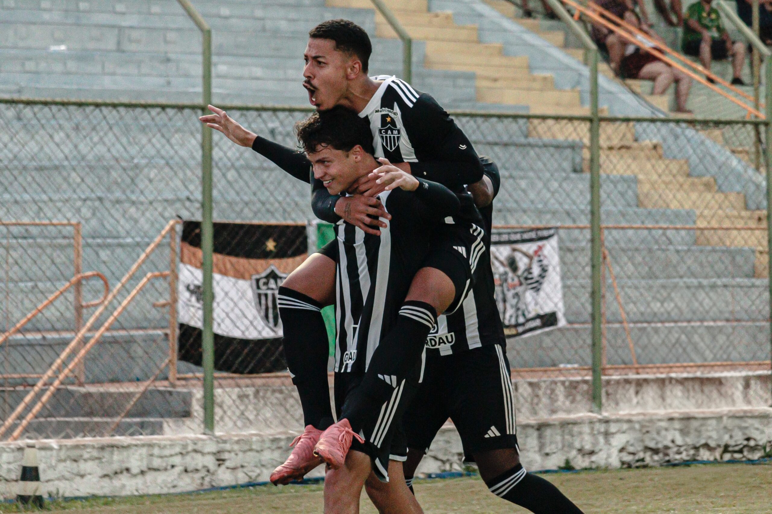 Gabriel Pfeifer comemora gol da vitória sobre o Nova Iguaçu-RJ. Foto: Pedro Click/Atlético