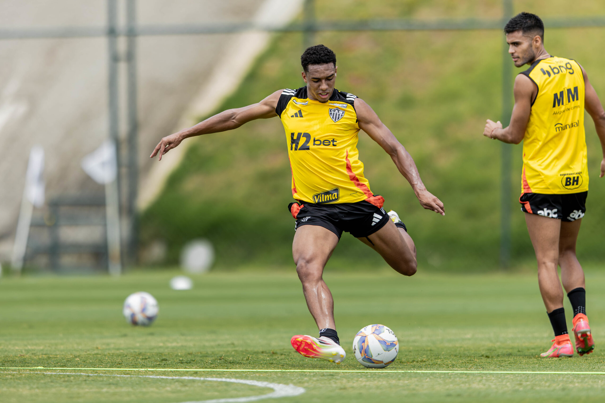 Brahian Palacios e Fausto Vera durante treino do Galo – Foto: Pedro Souza/Galo