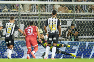 Everson defende o 14º pênalti pelo Galo!