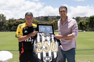 Galo faz homenagem a Saravia, Igor Gomes e Cuca