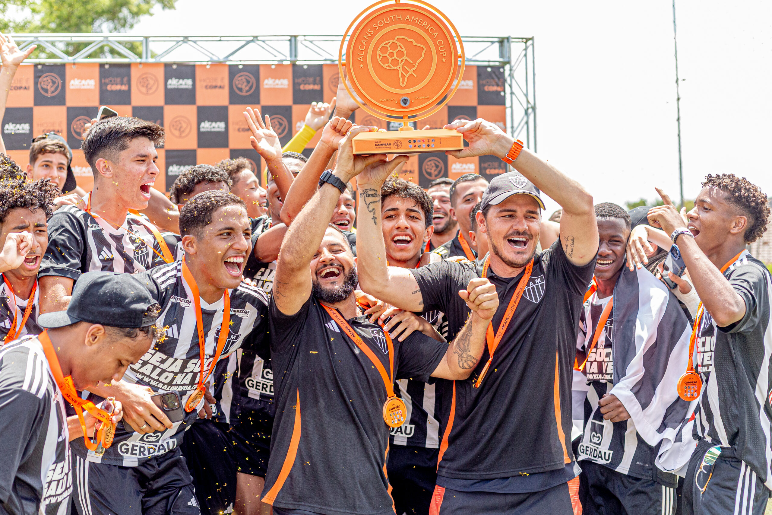 Sub-17 do Galo é campeão invicto da Alcans South America Cup. Foto: Raul Ramos