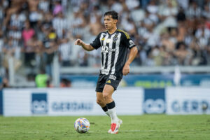 Galo renova contrato com Alan Franco