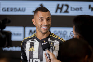 Vitor Hugo é apresentado no Galo: “É uma honra”