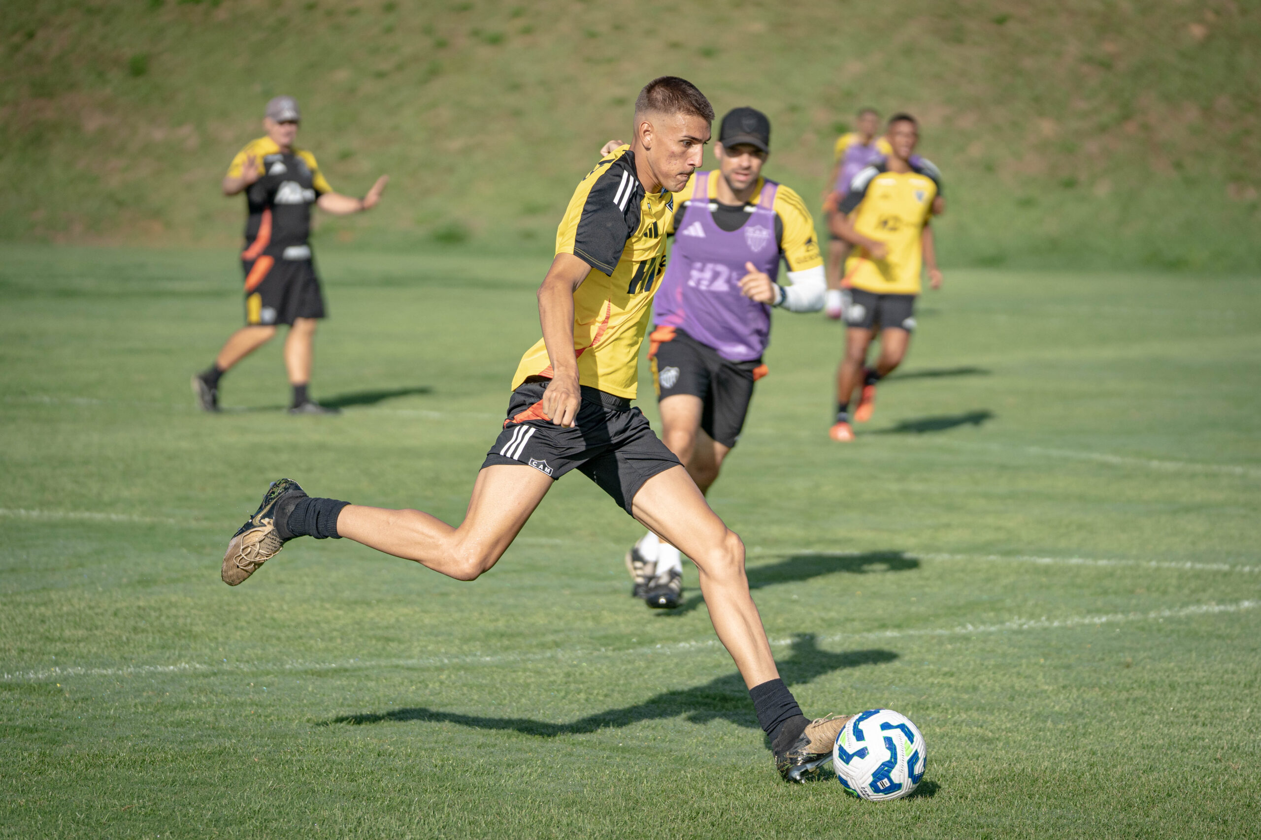 Zagueiro Dudu marcou um gol pelo time profissional na temporada 2025. Foto: Fabio Pinel/Atlético