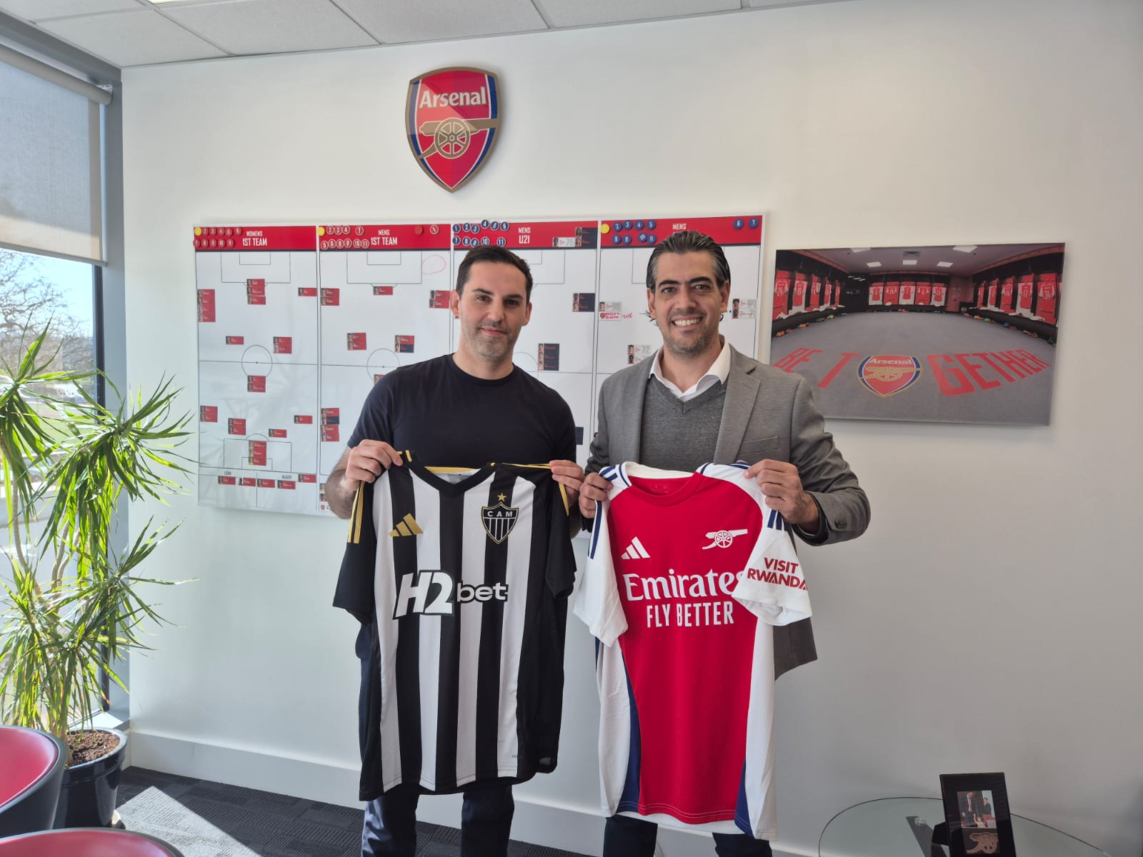 Paulo Bracks é recebido  por Jason Ayto, diretor esportivo do Arsenal, no CT dos Gunners