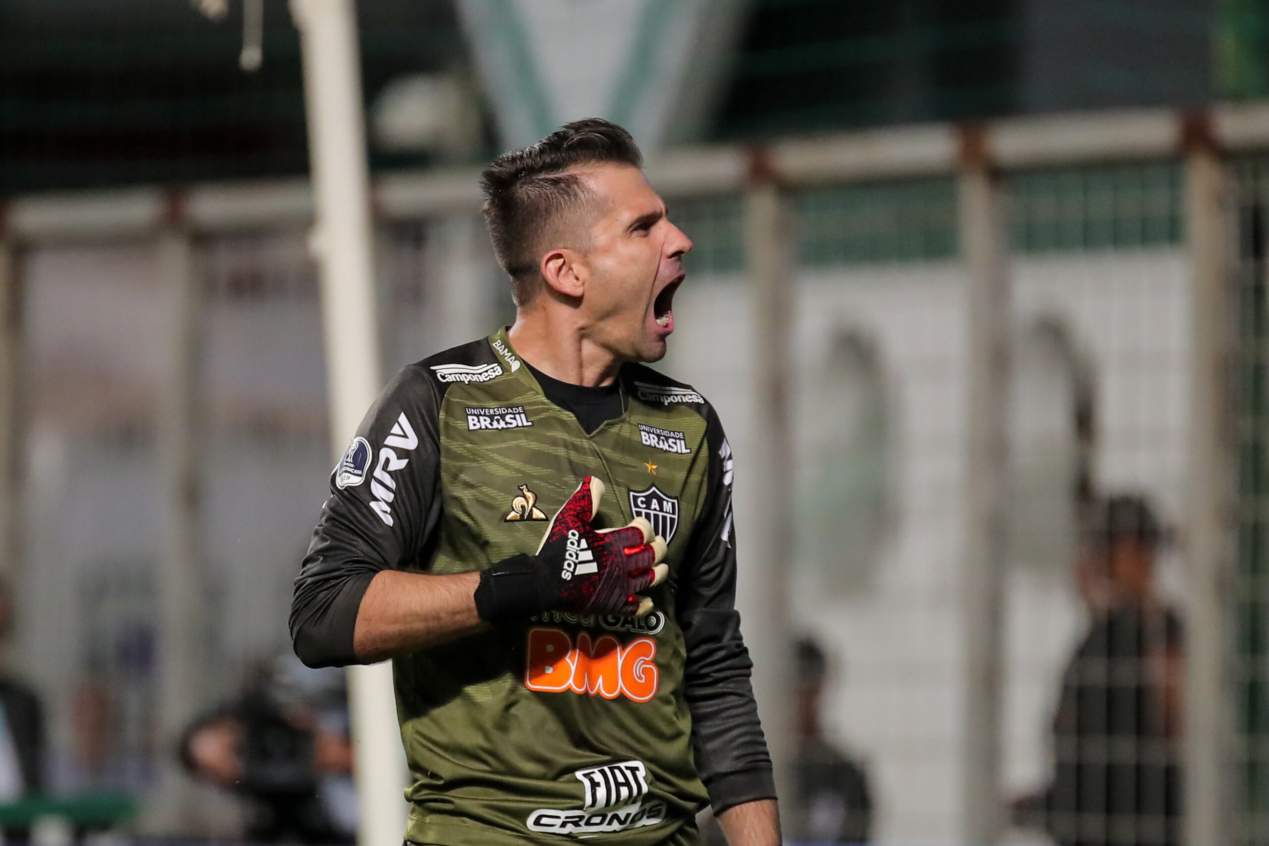 Victor celebra pênaltis defendidos pelo Galo – Foto: Bruno Cantini/Atlético