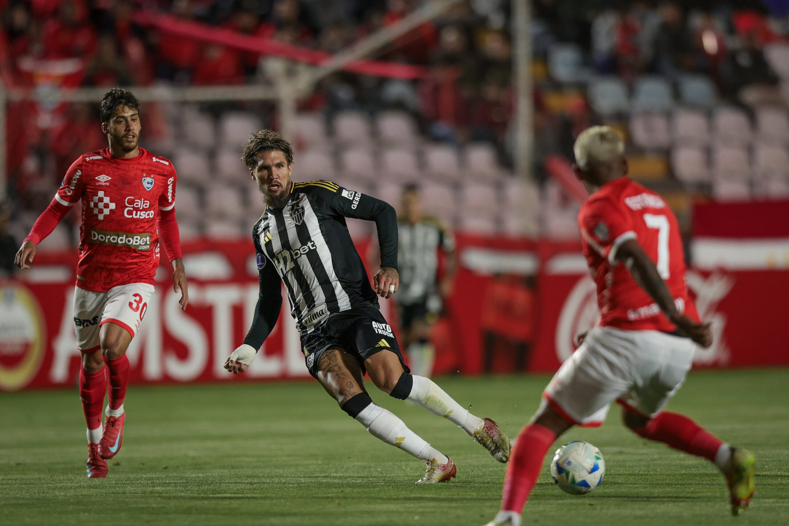 Lyanco foi um dos destaques de Cienciano x Atlético pela Copa Sul-Americana – Foto: Pedro Souza/Galo