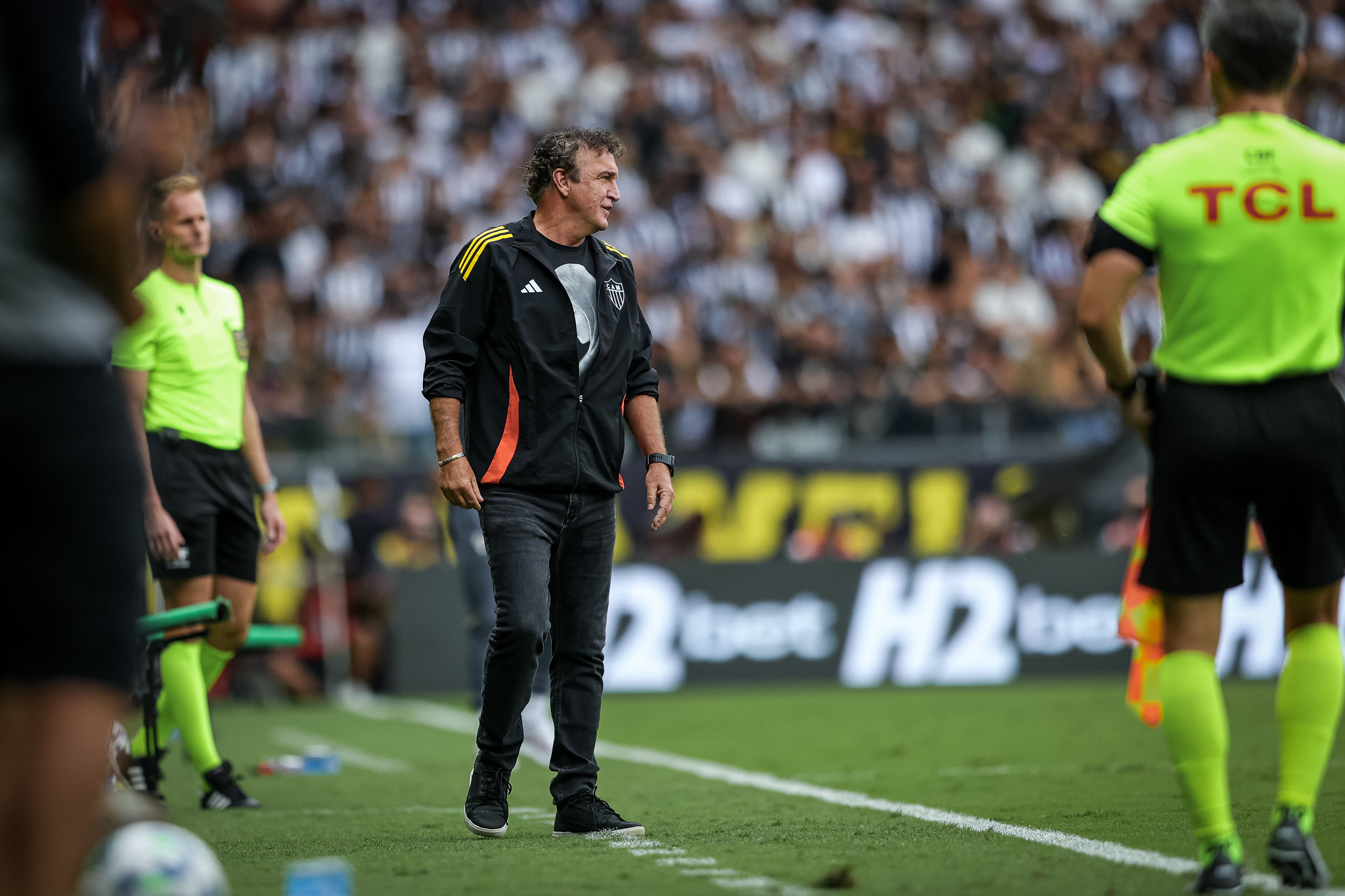 Técnico Cuca durante Atlético x São Paulo no Brasileiro 2025 – Foto: Pedro Souza/Galo