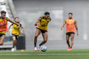 Jogadores aprovam novo gramado sintético da Arena MRV
