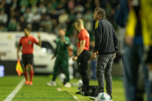 Cuca exalta superioridade atleticana em vitória como visitante