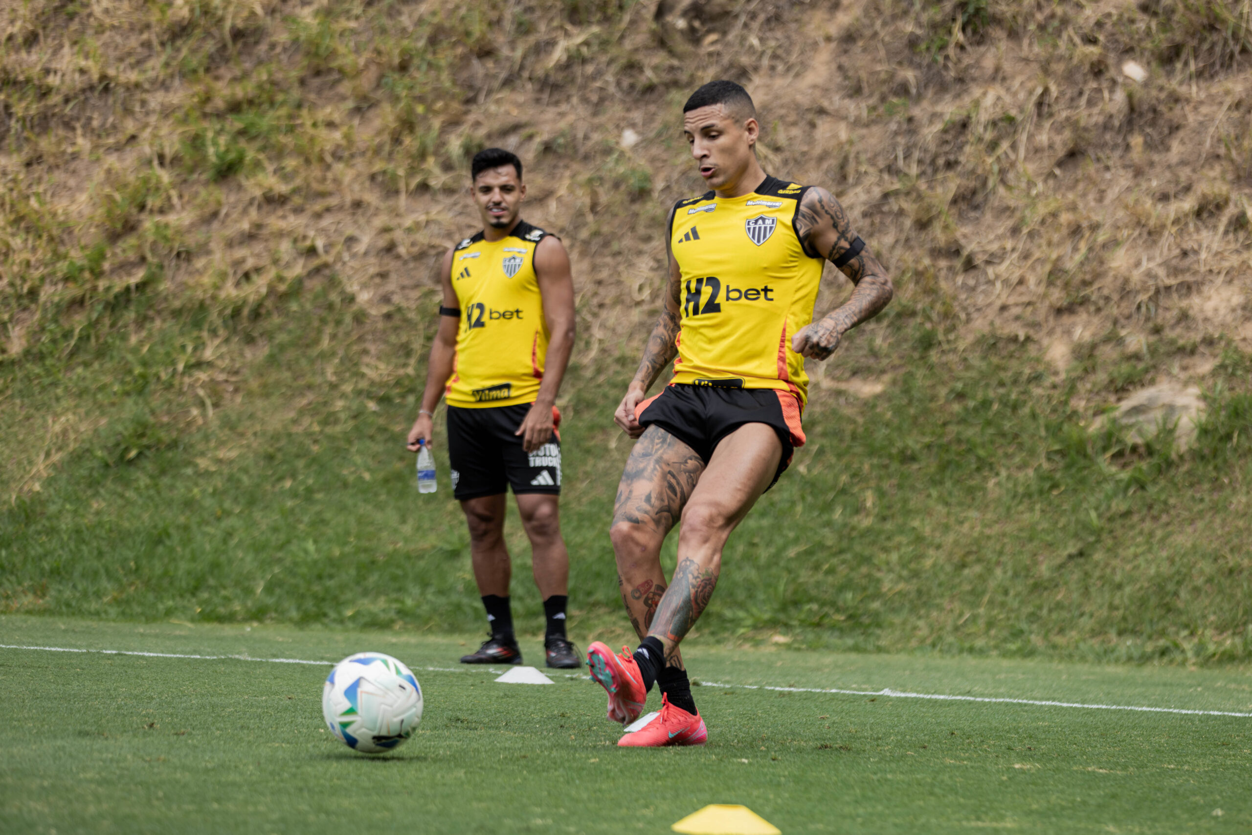 Guilherme Arana e Gabriel Menino em processos de recuperação de lesões – Foto: Pedro Souza/Galo