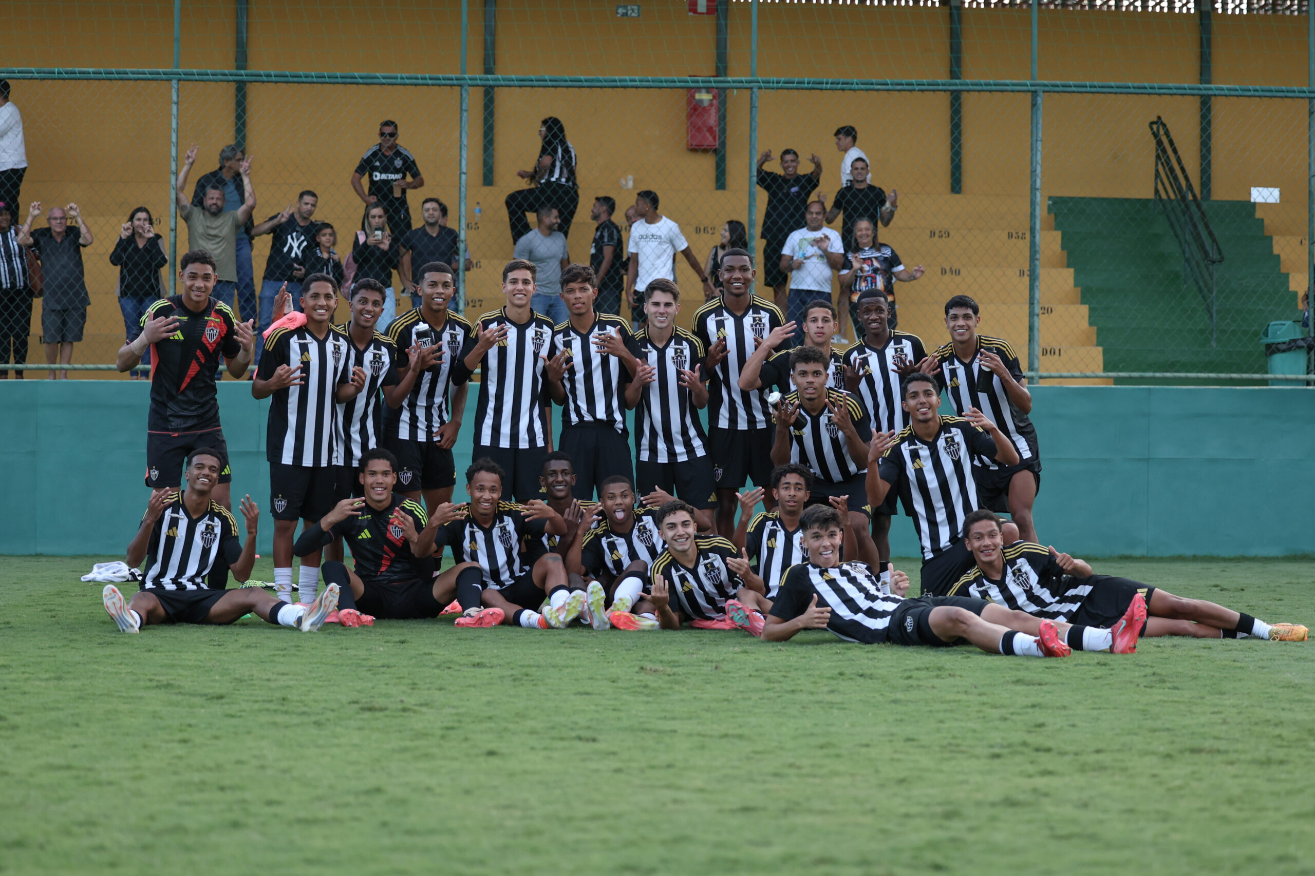 Elenco Sub-17 após a vitória sobre o Palmeiras, na estreia do Brasileirão da categoria. Foto: Daniela Veiga/Atlético