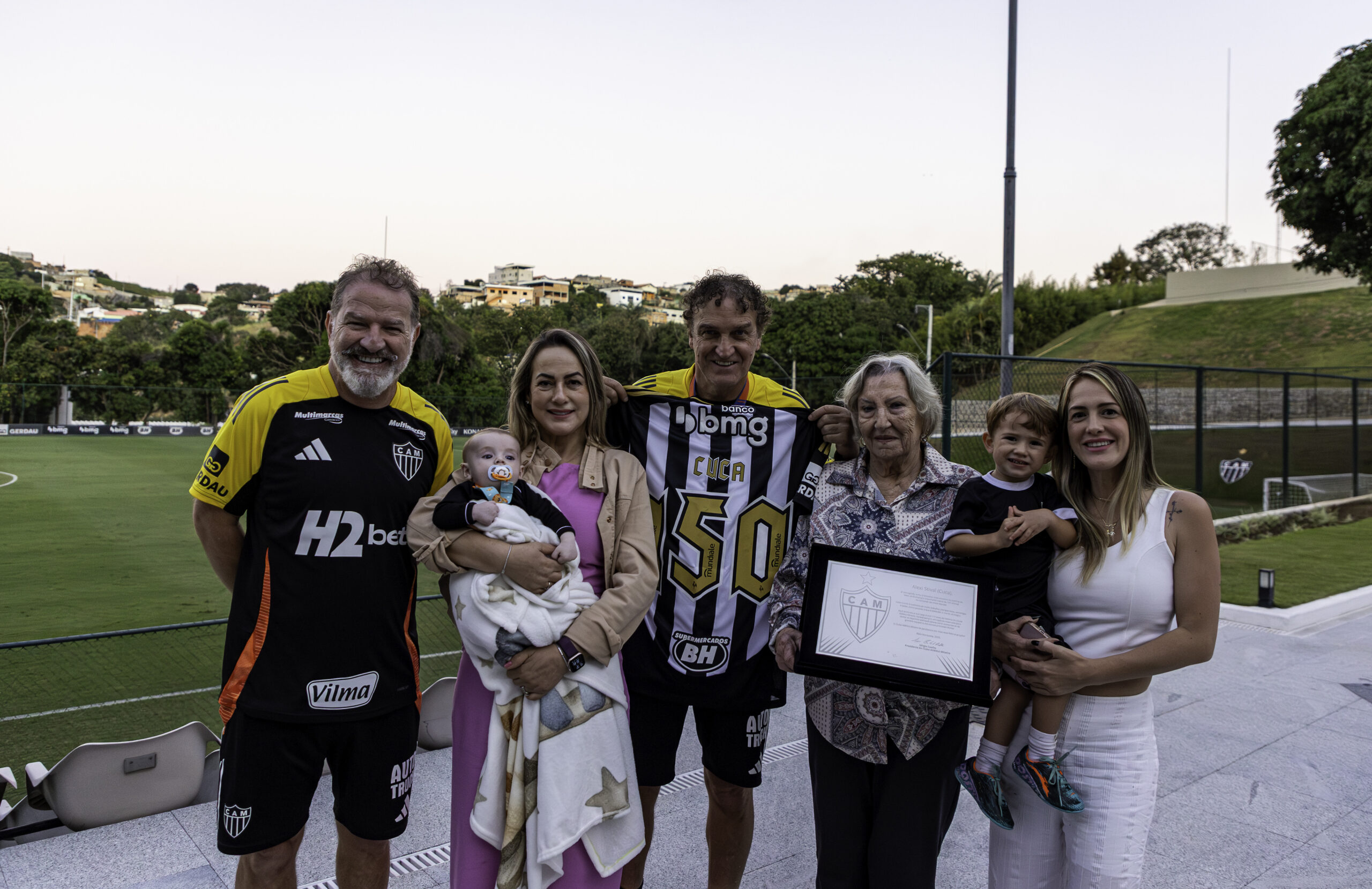 Técnico Cuca ao lado do irmão e auxiliar Cuquinha, da esposa, da mãe, da filha e dois netinhos – Foto: PH França/Galo