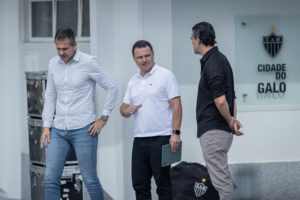Victor Bagy, Rafael Menin e Paulo Bracks no treino do Galo (31/5) - Foto: Pedro Souza/Galo