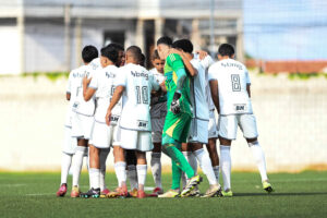 Galinho luta, mas não evita derrota para o Athletico-PR