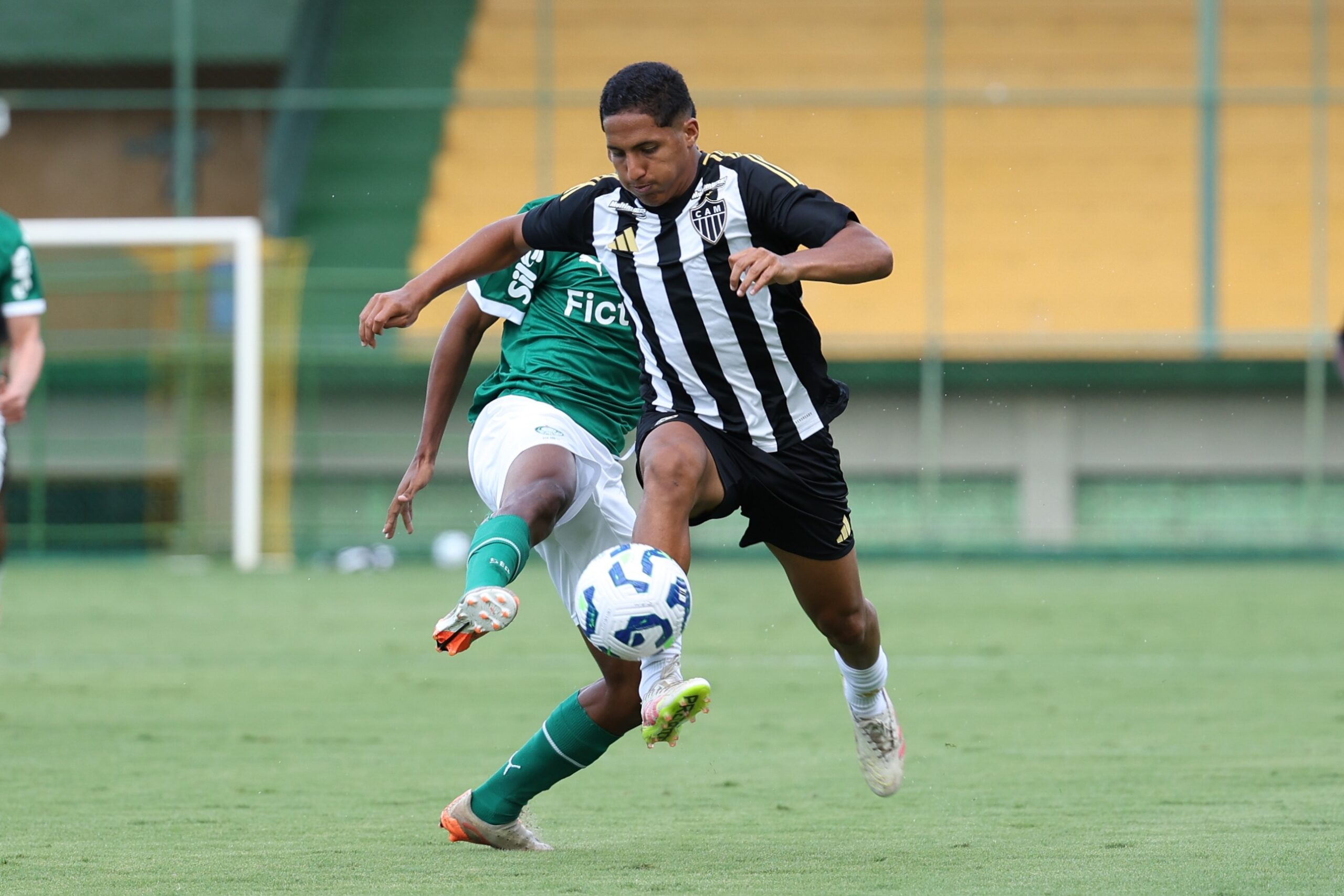 Riquelme leva vantagem em disputa de bola contra defensor palmeirense. Foto: Daniela Veiga/Atlético