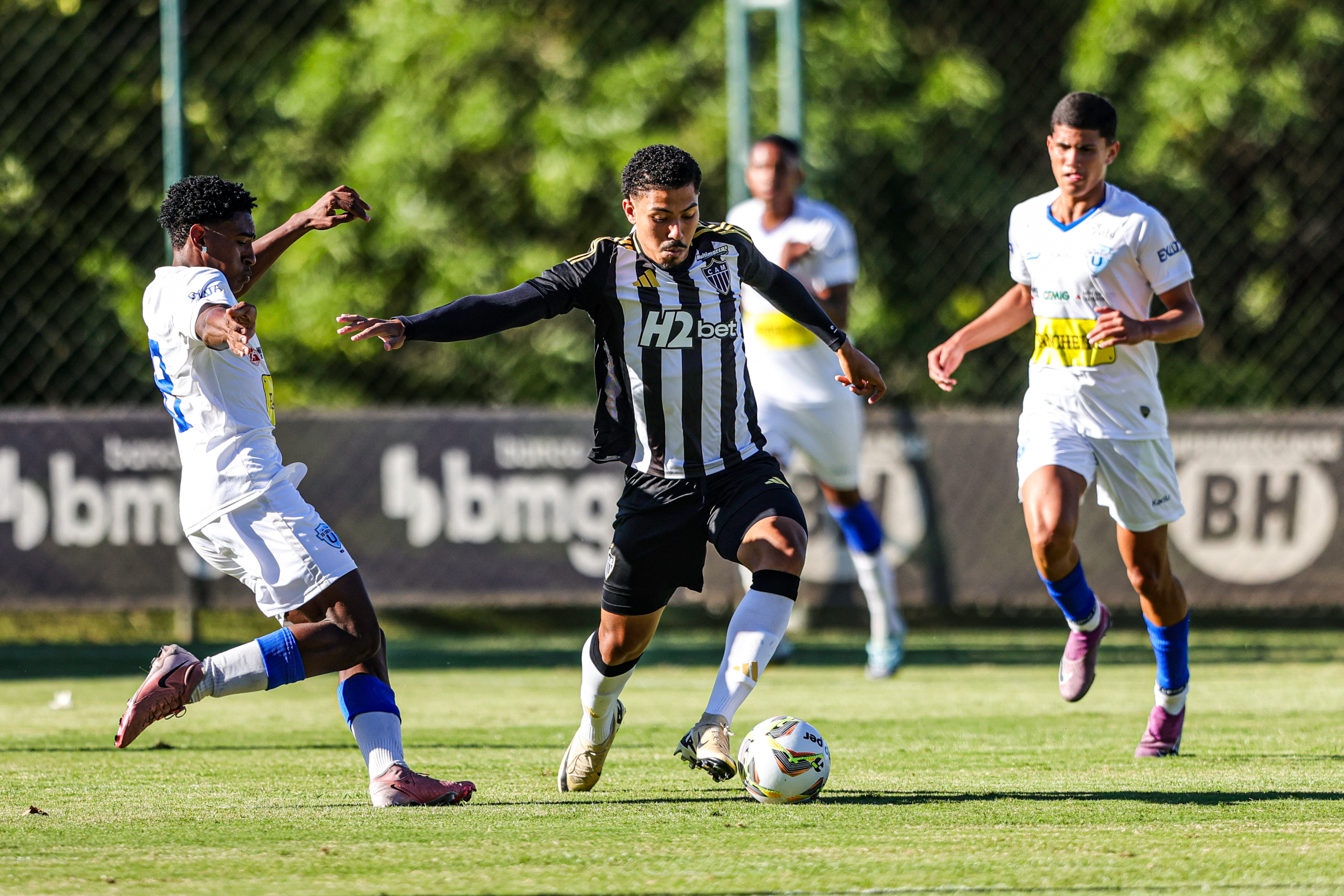 Pedro Ataíde marcou um dos gols do Galinho na vitória sobre o XV Uber, na estreia do Estadual. Foto: Paulo Henrique França/Atlético