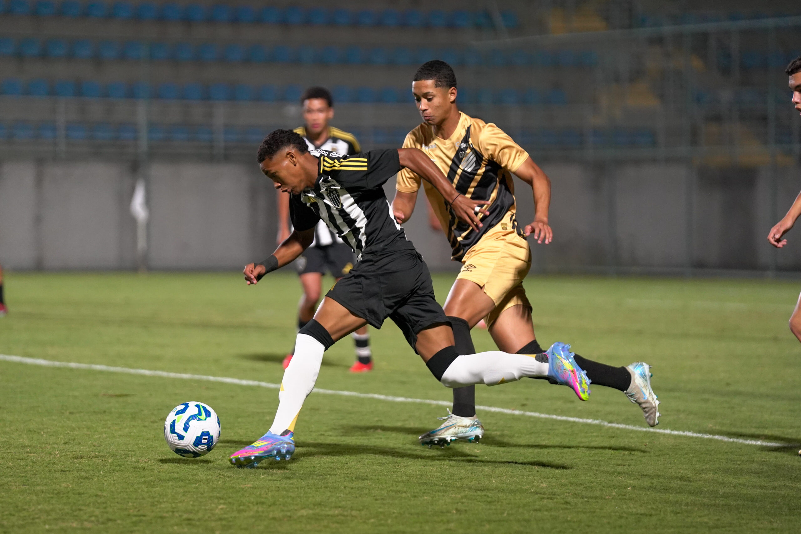Atacante Gabriel Veneno disputa bola contra defensor do Athletico-PR. Foto: Fabio Pinel/Atlético