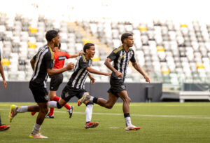 Galinho vence em sua estreia na Arena MRV