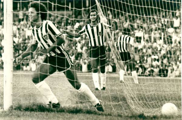 Reinaldo comemora um dos gols marcados contra o Atlético Nacional-COL em 1975 - Foto: Acervo