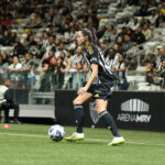 Atacante Kélen em jogo das Vingadoras na Arena MRV - Foto: Daniela Veiga/Galo