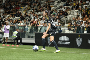 Atacante Kélen em jogo das Vingadoras na Arena MRV - Foto: Daniela Veiga/Galo