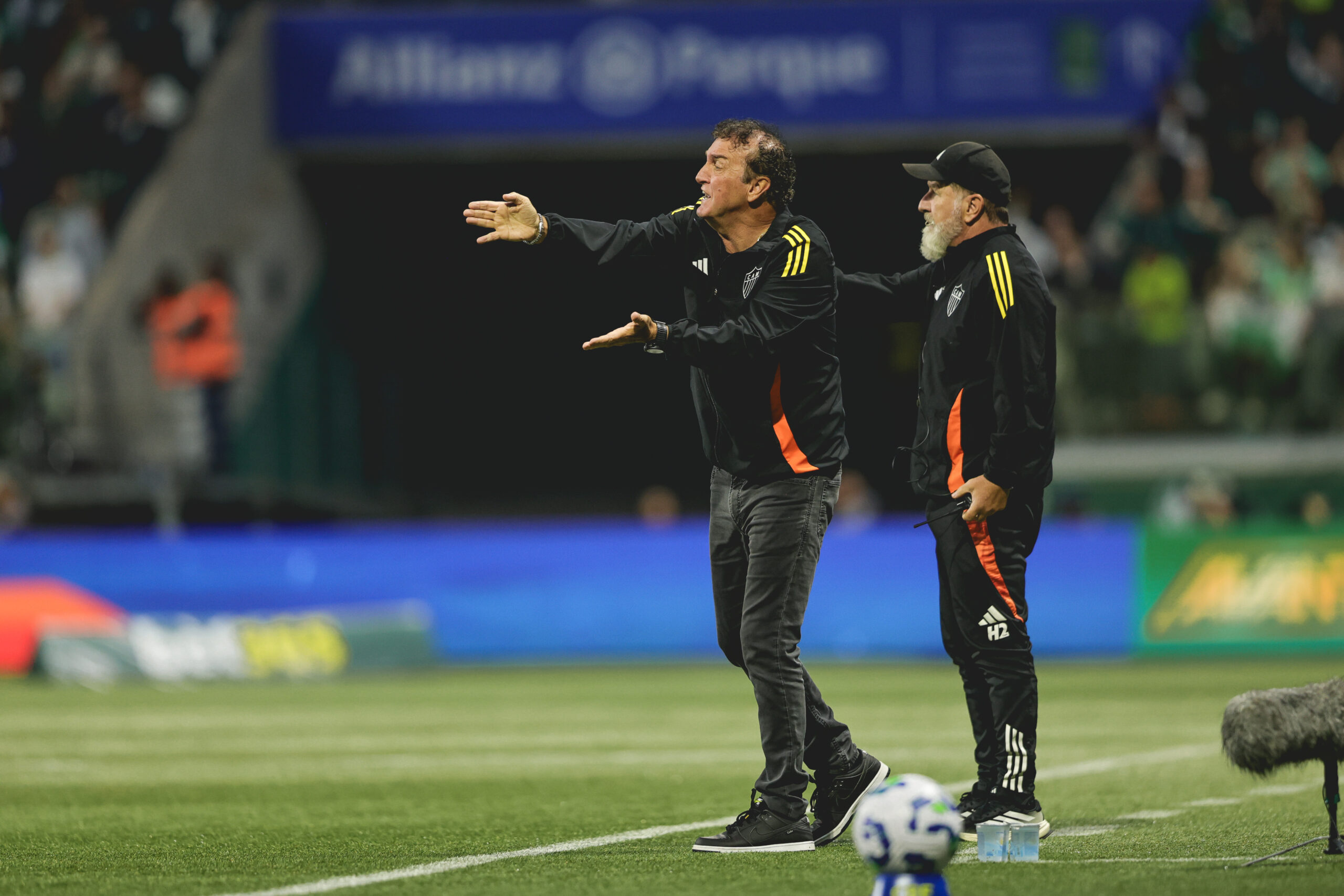 Cuca em Palmeiras 3×2 Atlético no Brasileiro 2025 – Foto: Pedro Souza/Galo