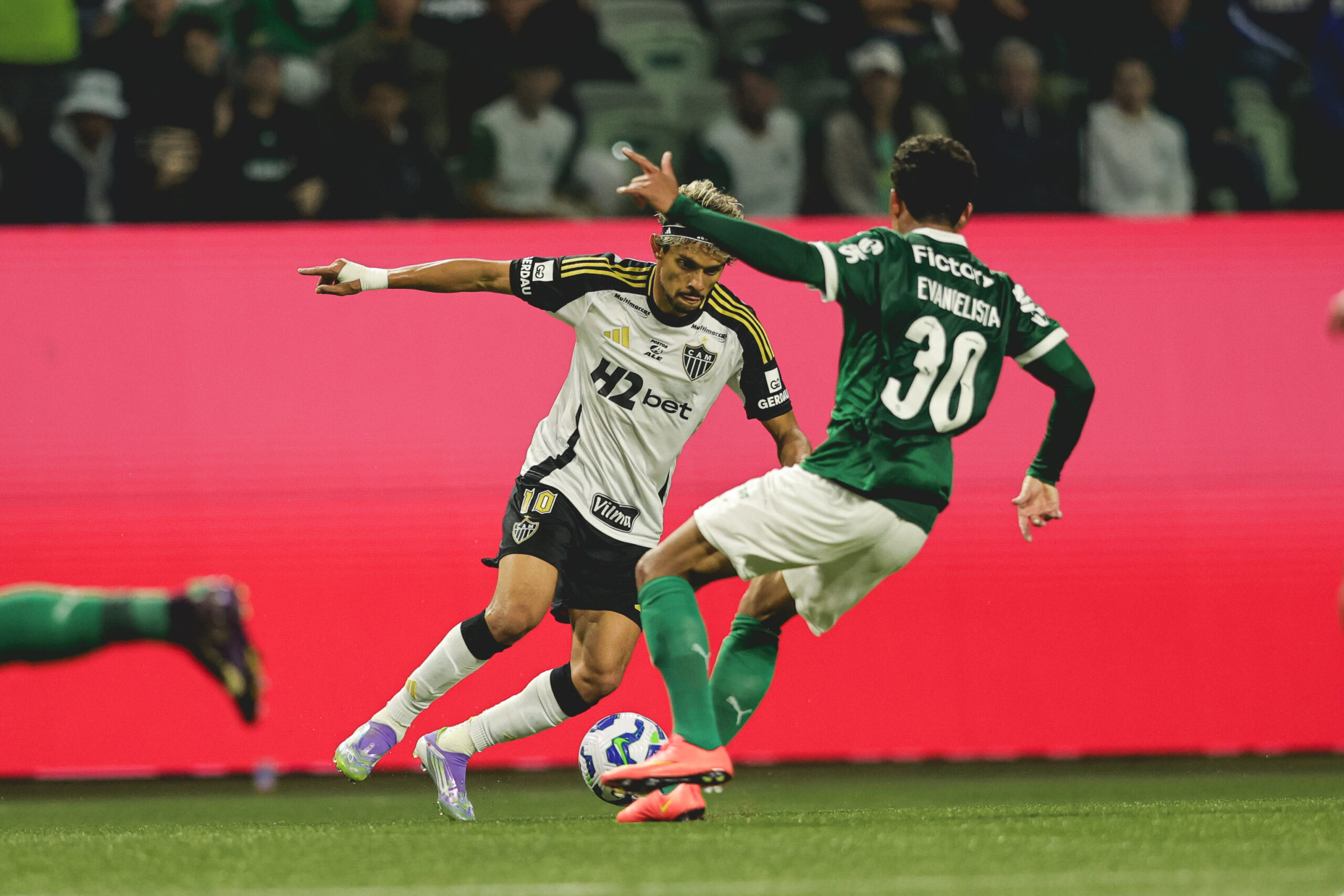 Gustavo Scarpa em Palmeiras 3×2 Atlético no Brasileiro 2025 – Foto: Pedro Souza/Galo