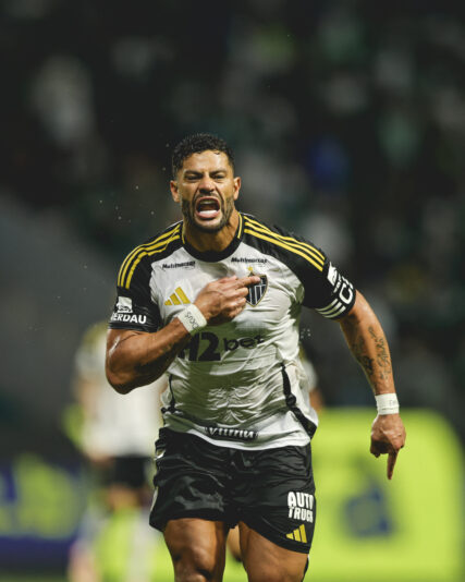 Atacante Hulk faz dois gols de falta em Palmeiras 3x2 Atlético no Brasileiro 2025 - Foto: Pedro Souza/Galo