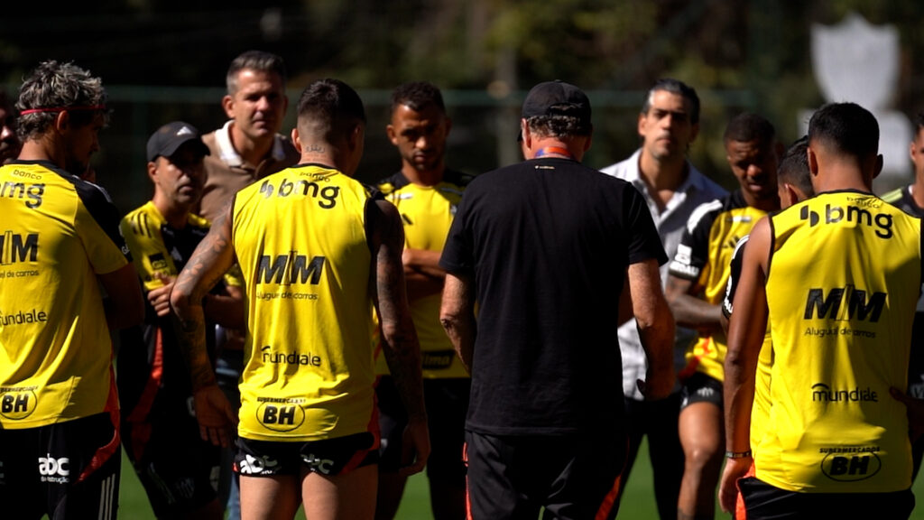 Cuca conversa com os jogadores antes de Flamengo x Galo pela Copa do Brasil 2025 - Foto: Pedro Souza/Galo