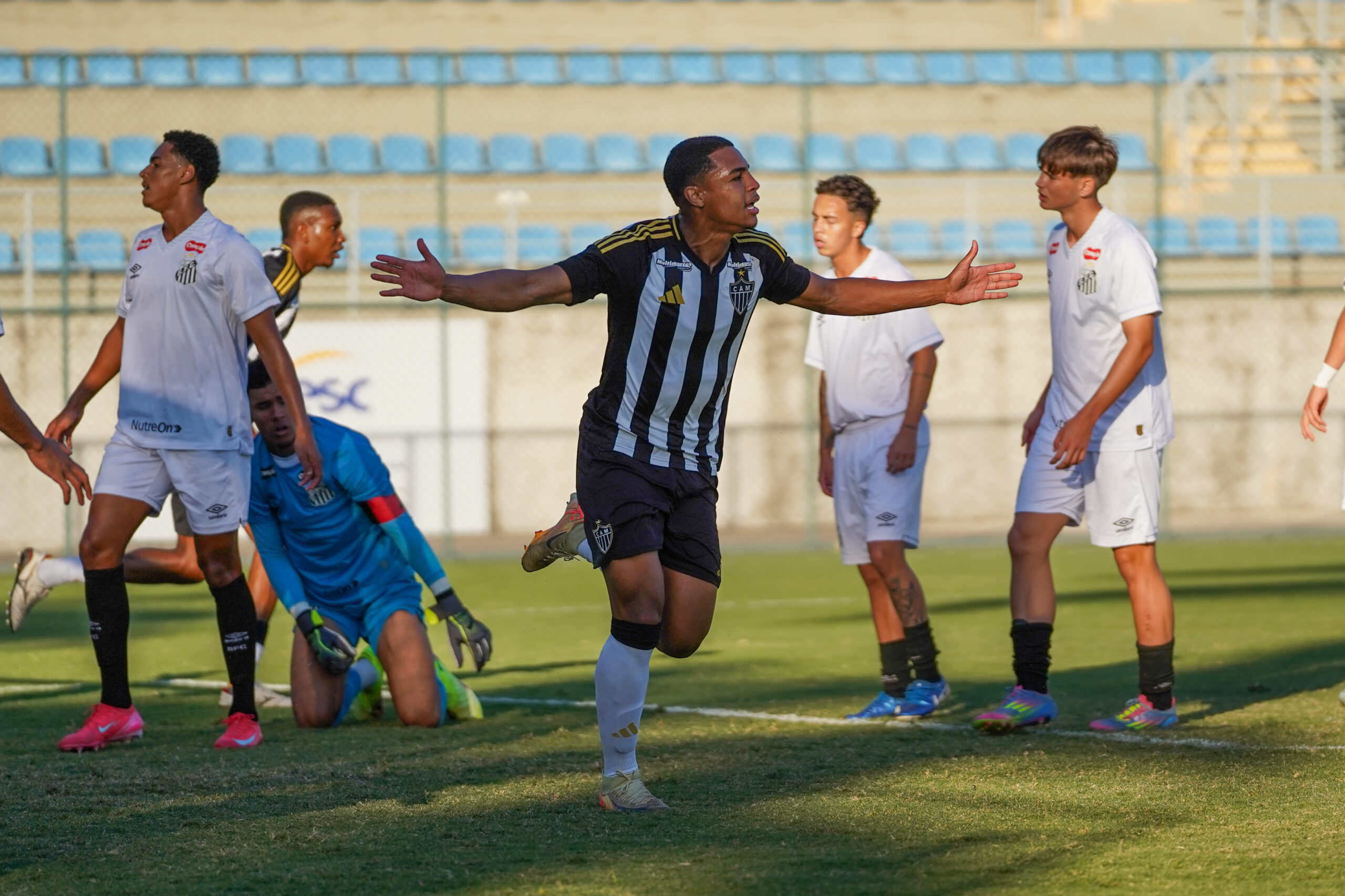 Cauã Soares garantiu o empate contra o Santos. Foto: Fabio Pinel/Atlético
