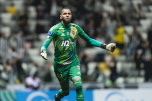 Everson chega a 16 pênaltis defendidos no Galo
