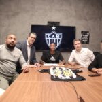 Ao lado dos familiares, Gabriel Veneno assina contrato com o Atlético - Foto: Marcelo Lopes/Atlético