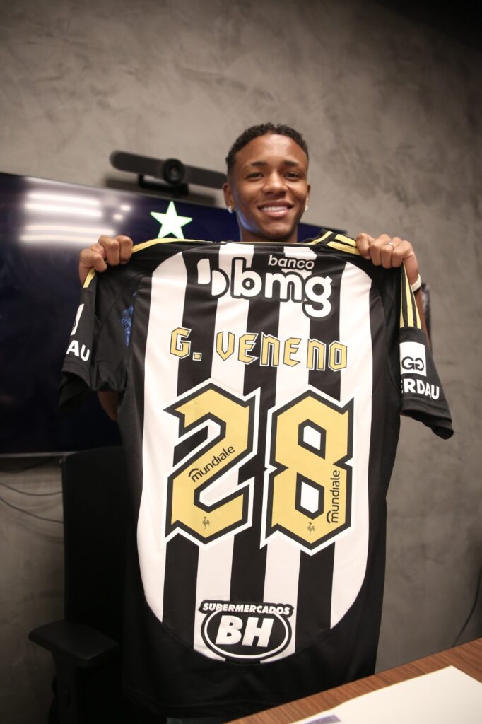 Gabriel Veneno com a camisa 28 do Galo em referência ao ano 2028 do contrato - Foto: Marcelo Lopes/Atlético