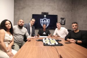 Ao lado dos familiares, Gabriel Veneno assina contrato com o Atlético - Foto: Marcelo Lopes/Atlético