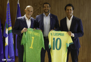 Rodrigo Lasmar e Taffarel homenageados pela Seleção