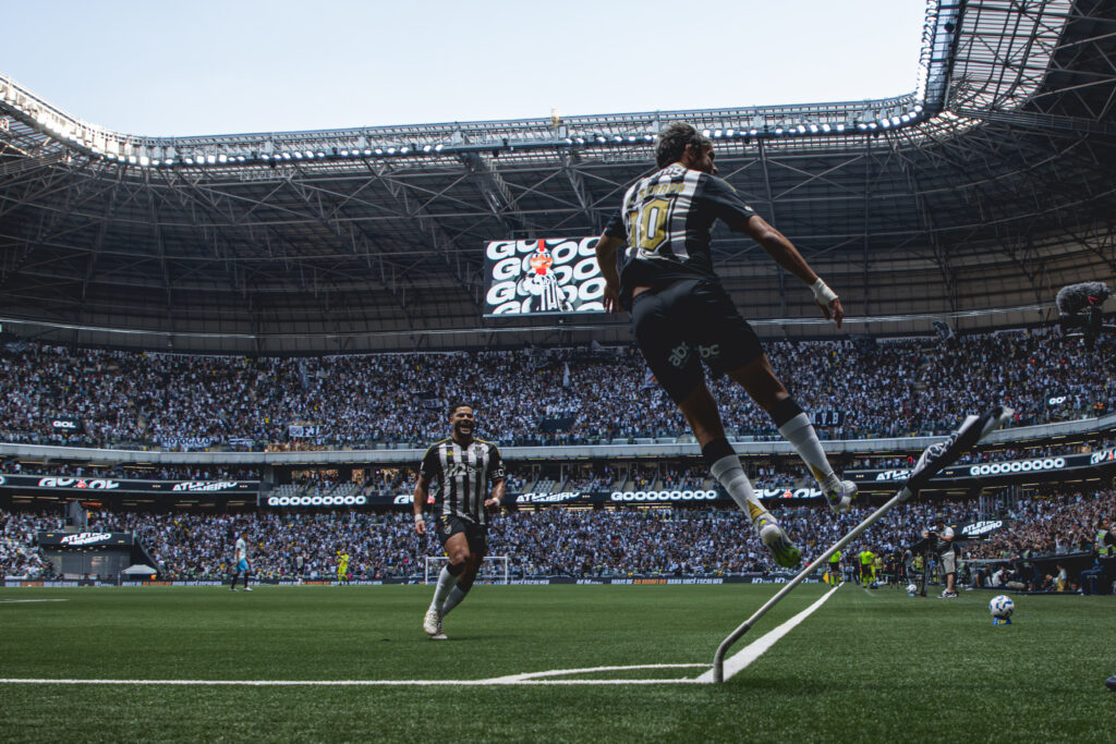 Gustavo Scarpa comemora golaço pelo Atlético na Arena MRV - Foto: Pedro Souza/Galo