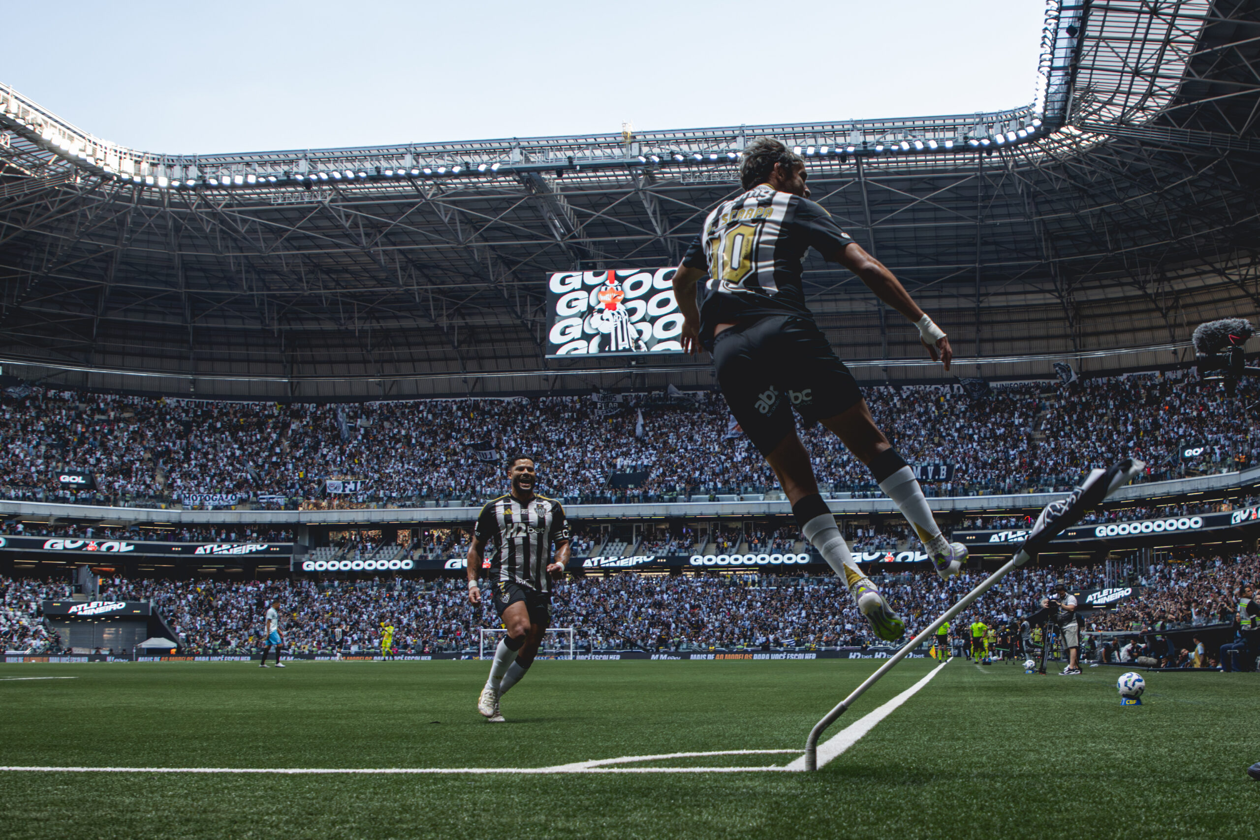 Gustavo Scarpa comemora golaço pelo Atlético na Arena MRV – Foto: Pedro Souza/Galo