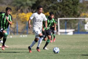Galinho vence clássico e amplia sequência invicta no Brasileirão